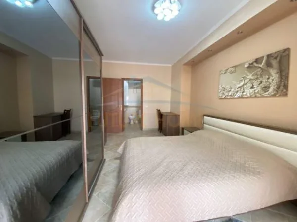 Tirane, jepet me qera apartament 2+1 Kati 10, 88 m² 600 Euro (Selvia)