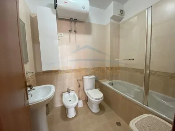 Tirane, jepet me qera apartament 2+1 Kati 10, 88 m² 600 Euro (Selvia)
