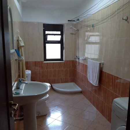 Tirane, jepet me qera apartament 1+1 Kati 1, 70 m² 400 Euro (Myslym Lela)
