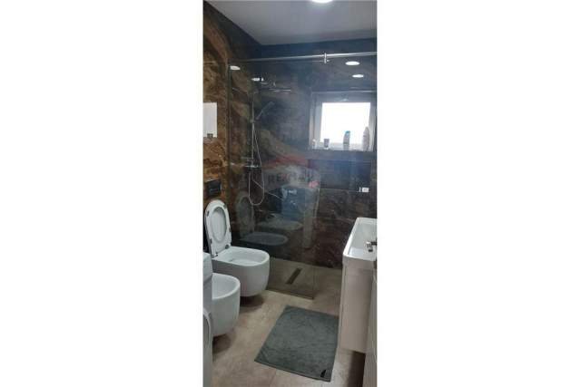 Tirane, jepet me qera apartament 1+1+A+BLK Kati 3, 75 m² 450 Euro (Rruga Barrikadave)