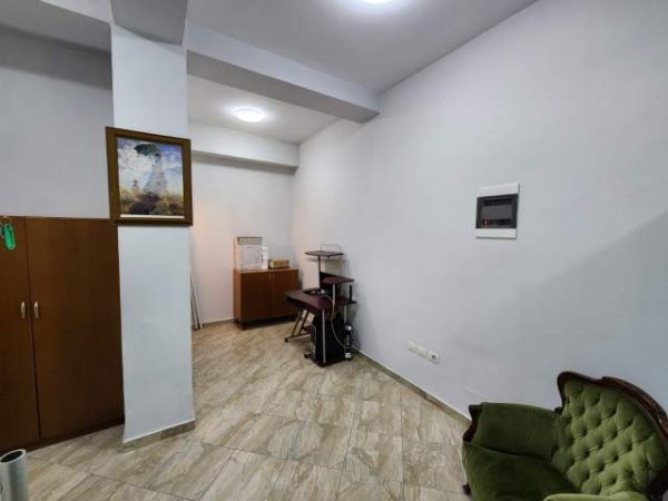 Tirane, jepet me qera zyre Kati 2, 26 m² 220 Euro (Gjykata e Rrethit Gjyqsor)