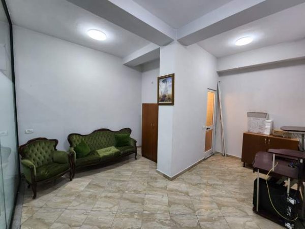 Tirane, jepet me qera zyre Kati 2, 26 m² 220 Euro (Gjykata e Rrethit Gjyqsor)