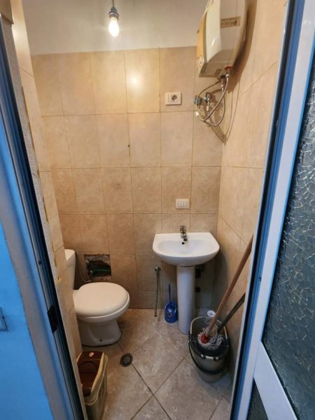 Tirane, jepet me qera zyre Kati 2, 26 m² 220 Euro (Gjykata e Rrethit Gjyqsor)