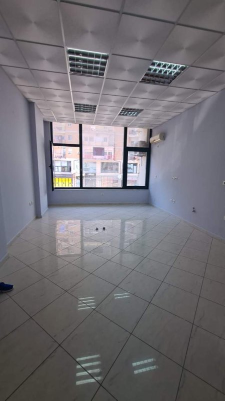 Tirane, jepet me qera zyre Kati 2, 30 m² 350 Euro (Don Bosko)