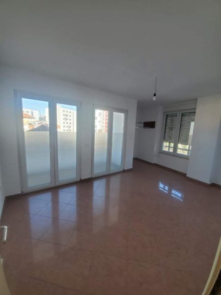Tirane, jepet me qera apartament 2+1+BLK Kati 3, 106 m² 550 Euro (Farmacia 10)