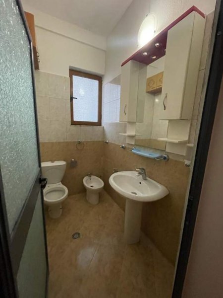 Tirane, jepet me qera apartament 1+1+BLK Kati 1, 55 m² 300 Euro (Ambasada Turke)