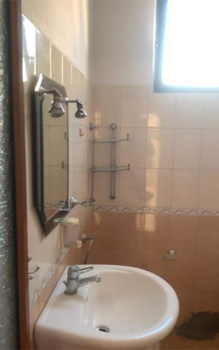 Tirane, jepet me qera apartament 2+1+BLK Kati 3, 80 m² 300 Euro (prane Bujtines se Gjelit)