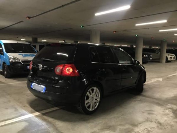 Tirane, shes makine Volkswagen Golf 5 Viti 2006, 5.500 Euro