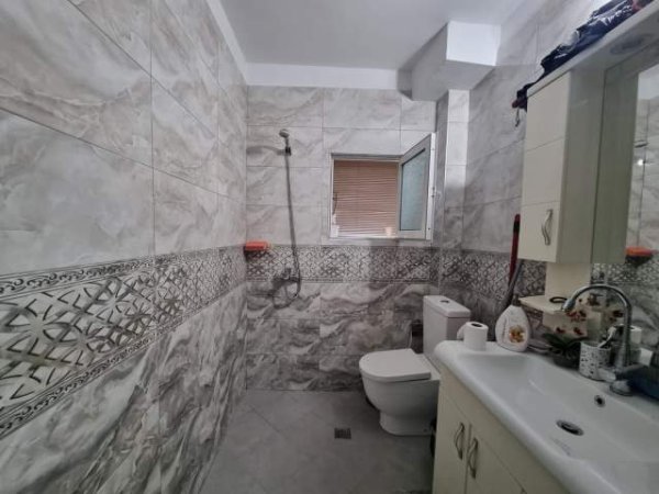 Tirane, shitet apartament 1+1+BLK Kati 2, 57 m² 65.000 Euro (Shkolla e Bashkuar)