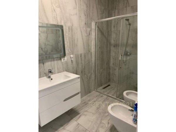 Tirane, jepet me qera apartament 2+1 Kati 9, 106 m² 550 Euro (Bulevardi i ri ,Stacjoni i Trenit)