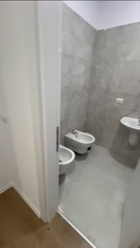 Tirane, jepet me qera apartament 1+1+Ballkon Kati 3, 63 m² 350 € (Univers City I sapomobiluar)