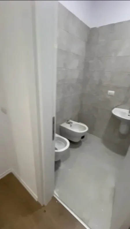Tirane, jepet me qera apartament 1+1+Ballkon Kati 3, 63 m² 350 € (Univers City I sapomobiluar)