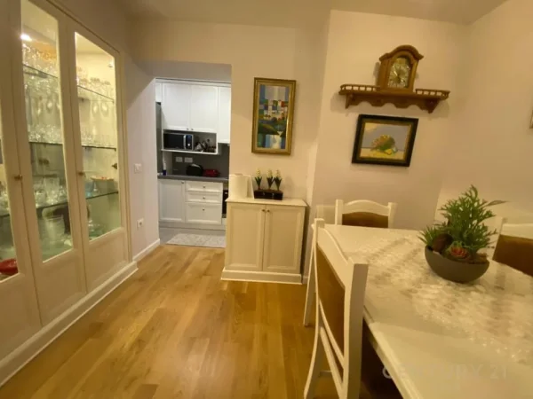 Tirane, jepet me qera apartament 2+1 Kati 2, 90 m² 800 € (Kryqezimi 21)