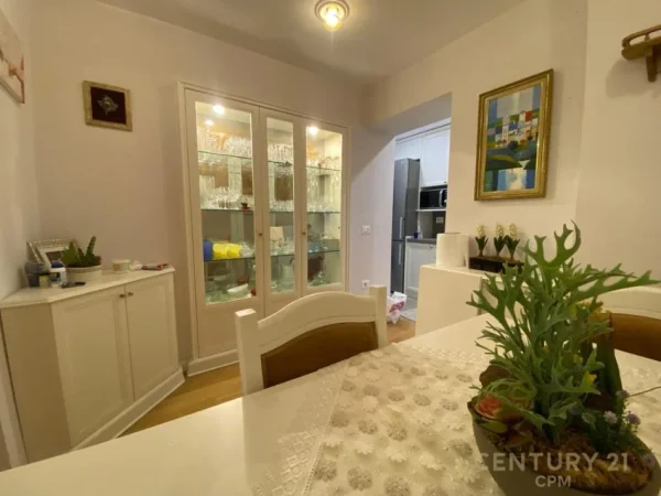 Tirane, jepet me qera apartament 2+1 Kati 2, 90 m² 800 € (Kryqezimi 21)