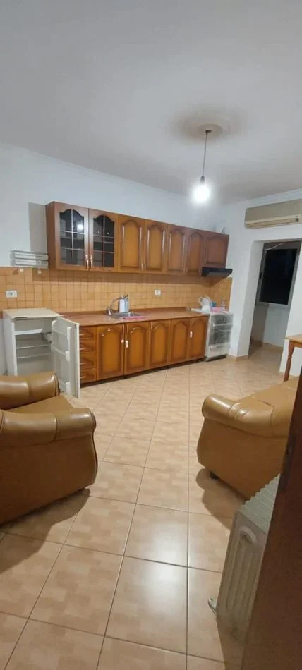 Tirane, jepet me qera apartament 1+1+Ballkon Kati 3, 55 m² 350 € (OXHAKU)