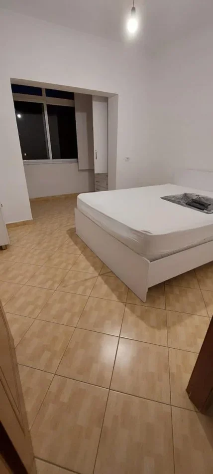 Tirane, jepet me qera apartament 1+1+Ballkon Kati 3, 55 m² 350 € (OXHAKU)