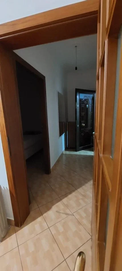 Tirane, jepet me qera apartament 1+1+Ballkon Kati 3, 55 m² 350 € (OXHAKU)