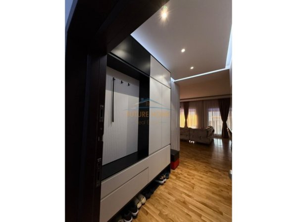 Tirane, shitet apartament+verande | Penthouse 2+1+Ballkon Kati 5, 260 m² 300.000 € 