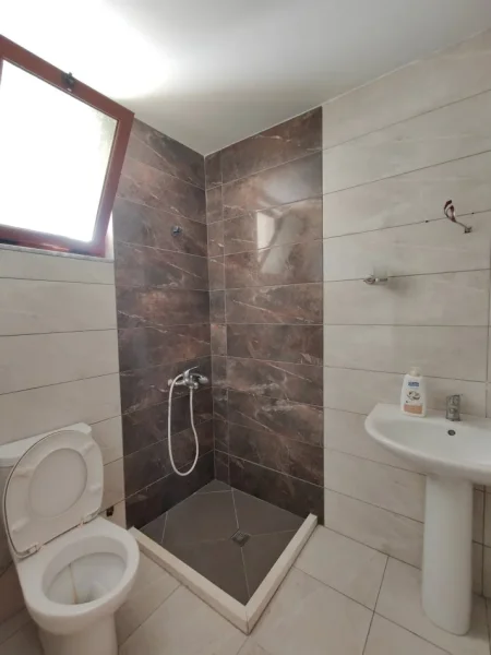 Tirane, jepet me qera apartament 1+1 Kati 0, 50 m² 300 € 