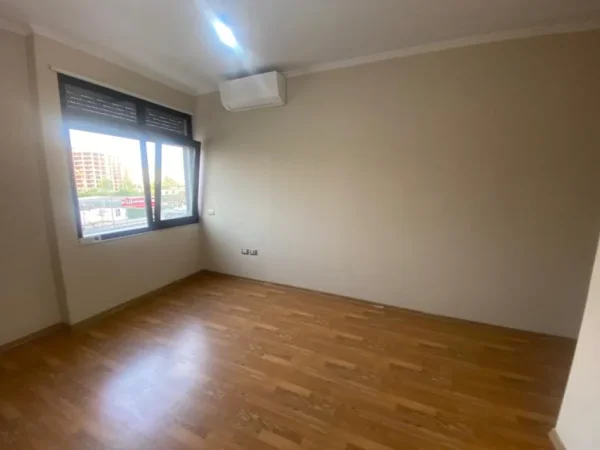 Tirane, jepet me qera apartament 2+1+Aneks+Ballkon Kati 3, 130 m² 400 € (astir)