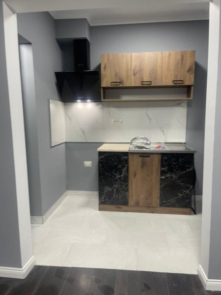 Tirane, jepet me qera apartament 1+1 Kati 1, 64 m² 380 € (Laprake)