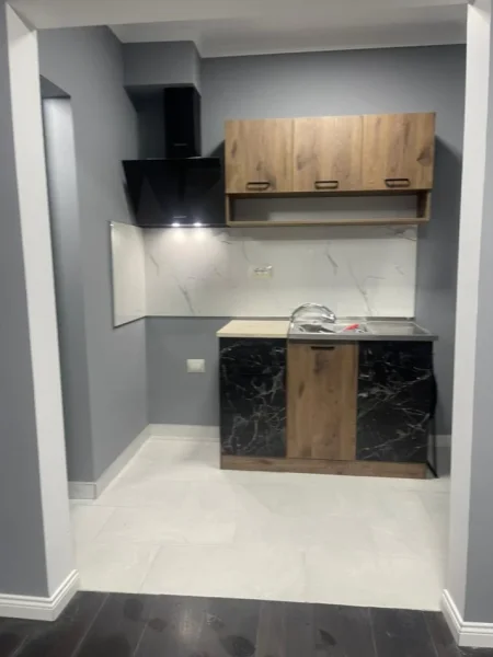 Tirane, jepet me qera apartament 1+1 Kati 1, 64 m² 380 € (Laprake)