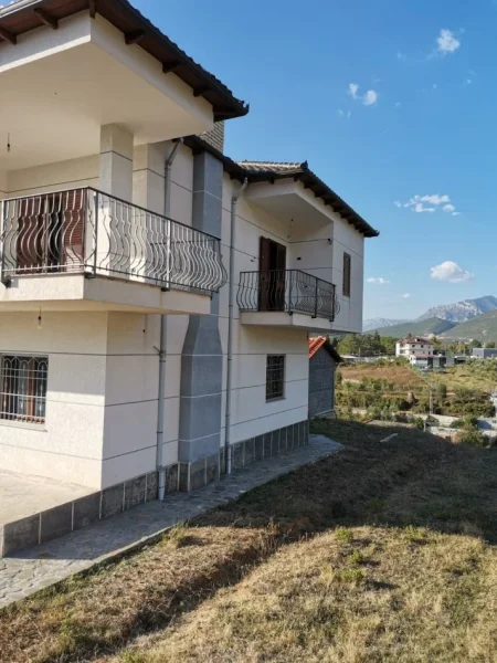 Tirane, shitet Vile 3+1+Ballkon Kati 2, 251 m² 250.000 € (Rruga Myslym Keta Kafe Rremes)