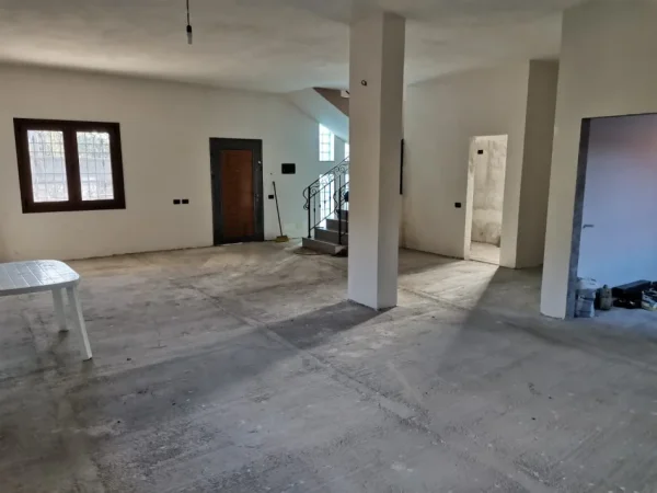 Tirane, shitet Vile 3+1+Ballkon Kati 2, 251 m² 250.000 € (Rruga Myslym Keta Kafe Rremes)