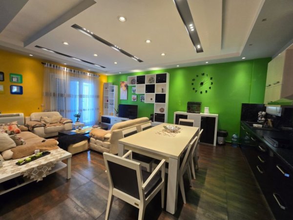 Fier, jepet me qera apartament+verande | Penthouse 3+1 , 205 m² 500 € 