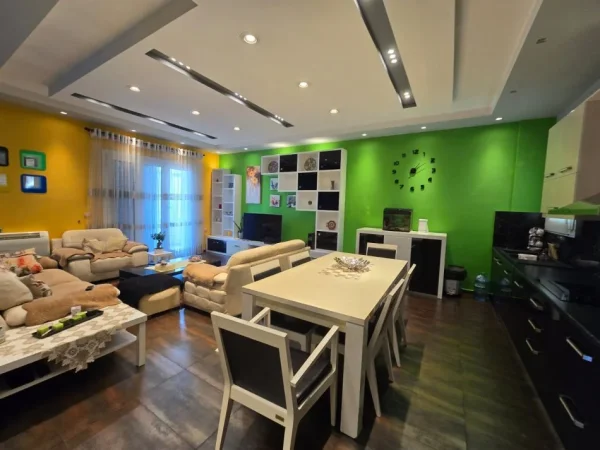Fier, jepet me qera apartament+verande | Penthouse 3+1 , 205 m² 500 € 