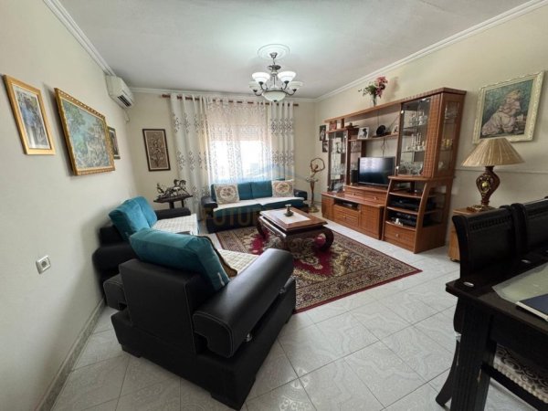 Tirane, shitet apartament 2+1 Kati 5, 135.000 € (Rruga e Dibrës, pranë gjimnazit Partizani)