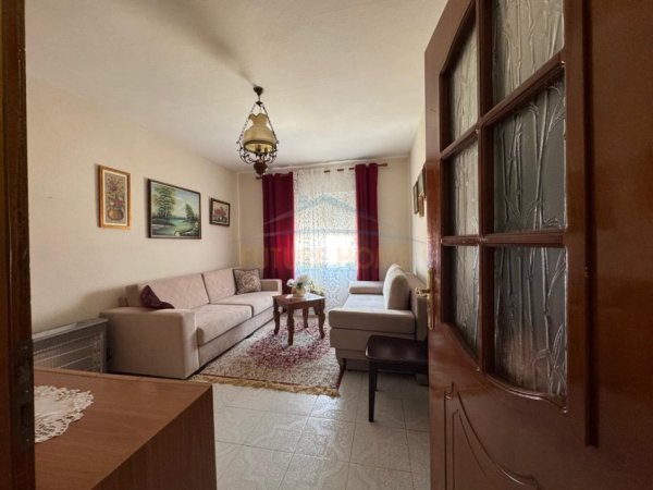 Tirane, shitet apartament 2+1 Kati 5, 135.000 € (Rruga e Dibrës, pranë gjimnazit Partizani)