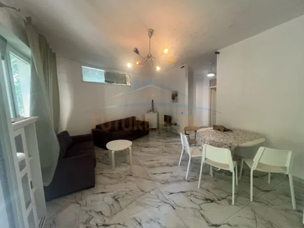 Tirane, jepet me qera apartament 2+1+Ballkon Kati 1, 90 m² 550 € (Selvia)