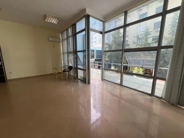 Tirane, jepet me qera ambjent biznesi Kati 1, 44 m² 460 € (Ish Ekspozita)