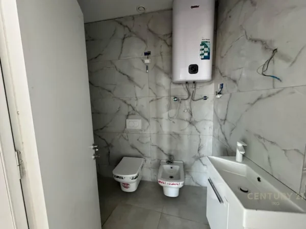 Tirane, jepet me qera zyre Kati 4, 122 m² 1.500 € (Lake View Residence)