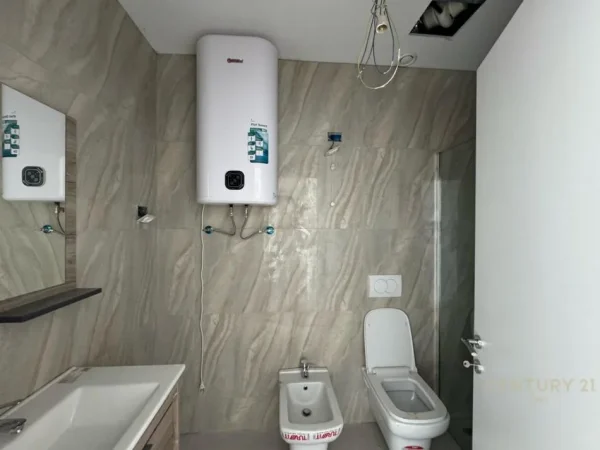 Tirane, jepet me qera zyre Kati 4, 122 m² 1.500 € (Lake View Residence)