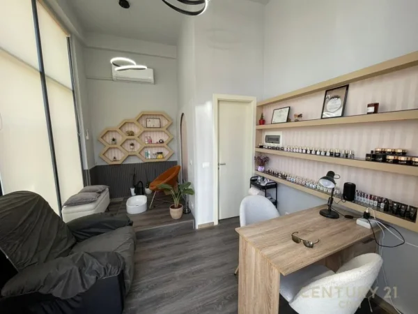 Tirane, shitet ambjent biznesi , 22 m² (Rruga Barrikadave)