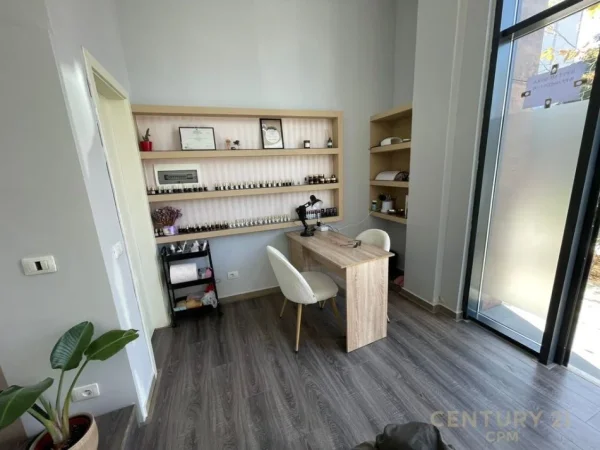 Tirane, shitet ambjent biznesi , 22 m² (Rruga Barrikadave)