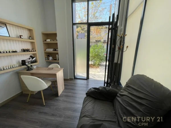 Tirane, shitet ambjent biznesi , 22 m² (Rruga Barrikadave)