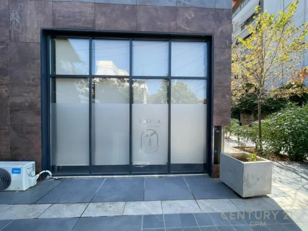 Tirane, shitet ambjent biznesi , 22 m² (Rruga Barrikadave)