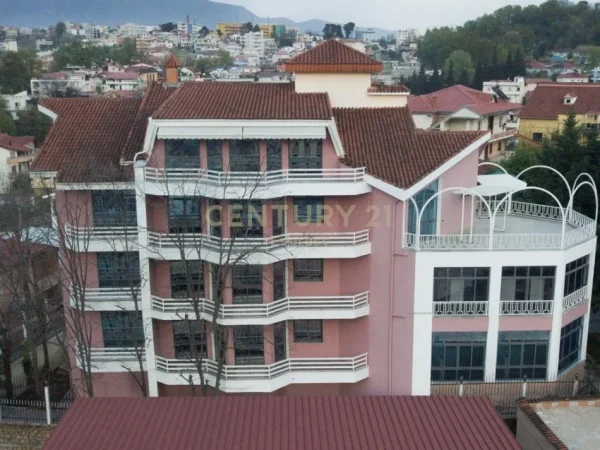 Tirane, jepet me qera Vile 3 Katshe Kati 5, 10.000 € (Vilat Gjermane)