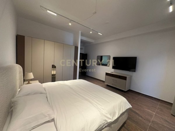 Tirane, jepet me qera Vile 3 Katshe Kati 5, 10.000 € (Vilat Gjermane)