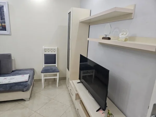 Tirane, ndarje qeraje apartament 2+1+Ballkon Kati 3, 220 € (Xhamllik)