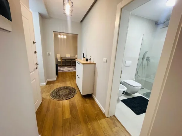 Tirane, jepet me qera apartament 1+1+Ballkon Kati 1, 56 m² 600 € (Petro Nini Luarasi Shkolla Baletit)