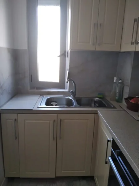 Vlore, shes bufe aneksi MDF ne forme L me permasat 130 x 250 per vetem 360 €