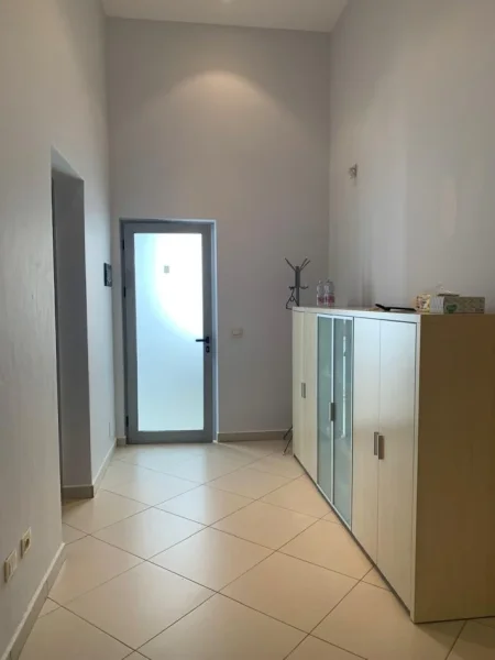 Tirane, jepet me qera ambjent biznesi Kati 1, 40 m² 430 € (Rruga e dibres)