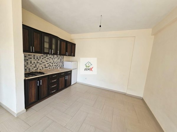 Shkembi Kavajes, shitet apartament 1+1+Aneks+Ballkon Kati 3, 62 m² 65.000 € 