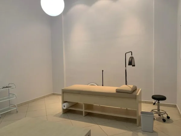 Tirane, jepet me qera ambjent biznesi Kati 1, 40 m² 430 € (Riza Cerova)