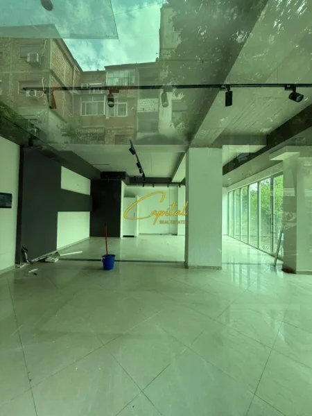 Tirane, jepet me qera ambjent biznesi Kati 0, 74 m² 1.000 € (ISH TREGU ELEKTRIK)