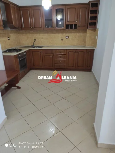 Tirane, shitet apartament 1+1 Kati 4, 70 m² 96.000 € (prane Shkolles se Bashkuar)